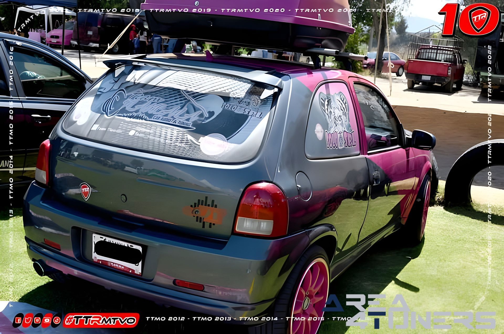 Tochtepec Fest 2023 Monkey Society
Imagen del reportaje de la revista Tuning Area4tuners.es, de la concentración de coches Tuning del año 2023 en Tochtepec, México