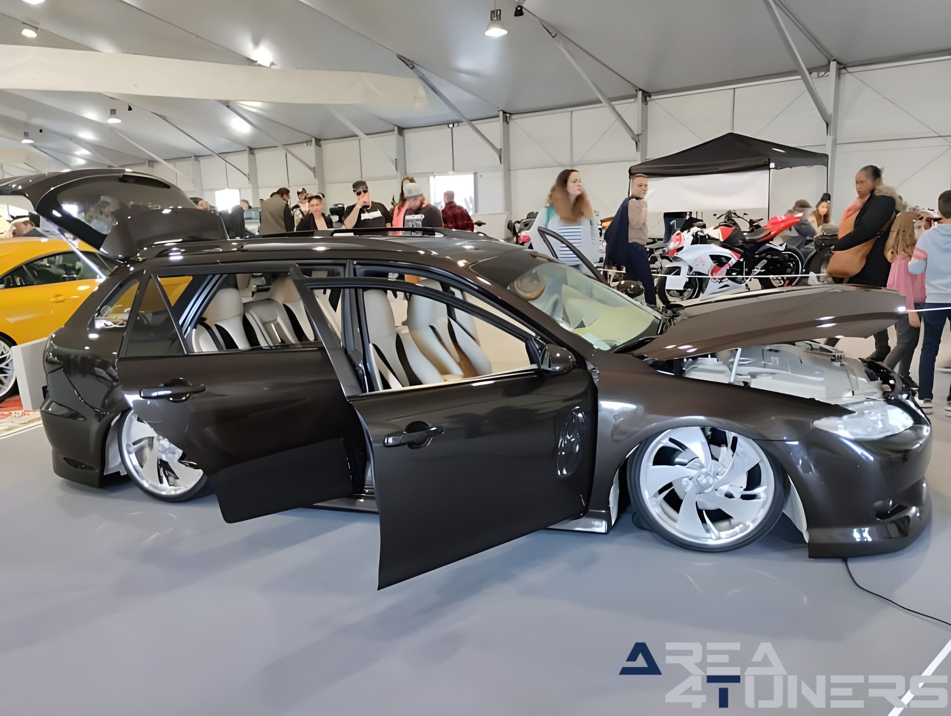 Saumur Motor Show 2023
Imagen del reportaje de la revista Tuning Area4tuners.es, de la concentración de coches Tuning del año 2023 en Saumur, Francia