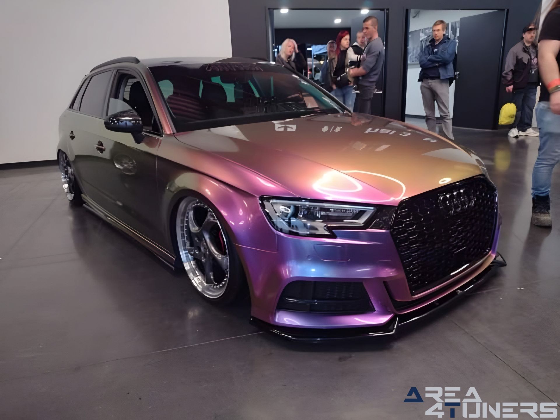 Gr8 International Car Show
Imagen del reportaje de la revista Tuning Area4tuners.es, de la concentración de coches Tuning del año 2023 en Kortrijk, Bélgica