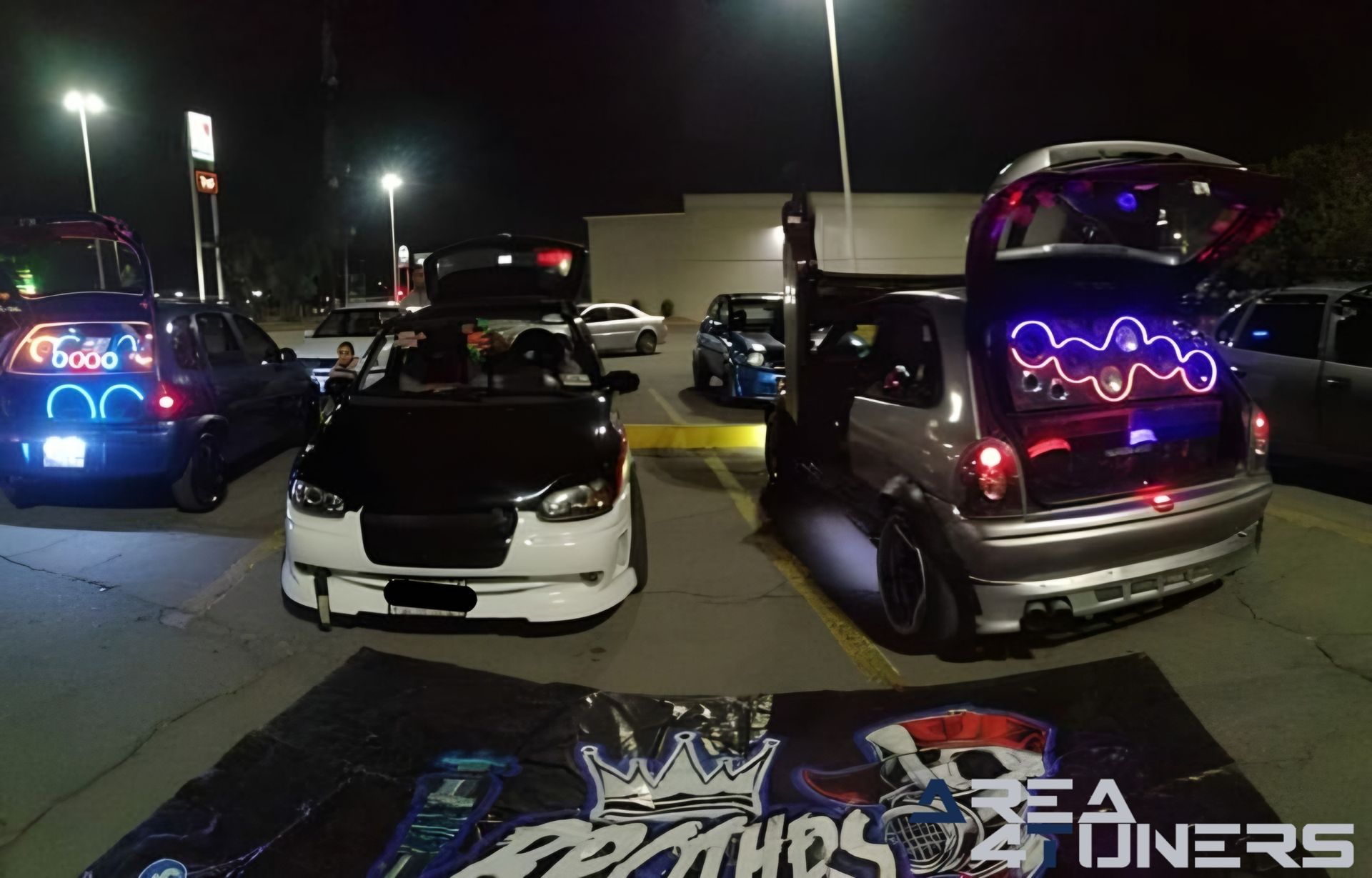 Toxicars Club Fieles Apoyo Nicolás Hernández
Imagen del reportaje de la revista Tuning Area4tuners.es, de la concentración de coches Tuning del año 2023 en Línea, México