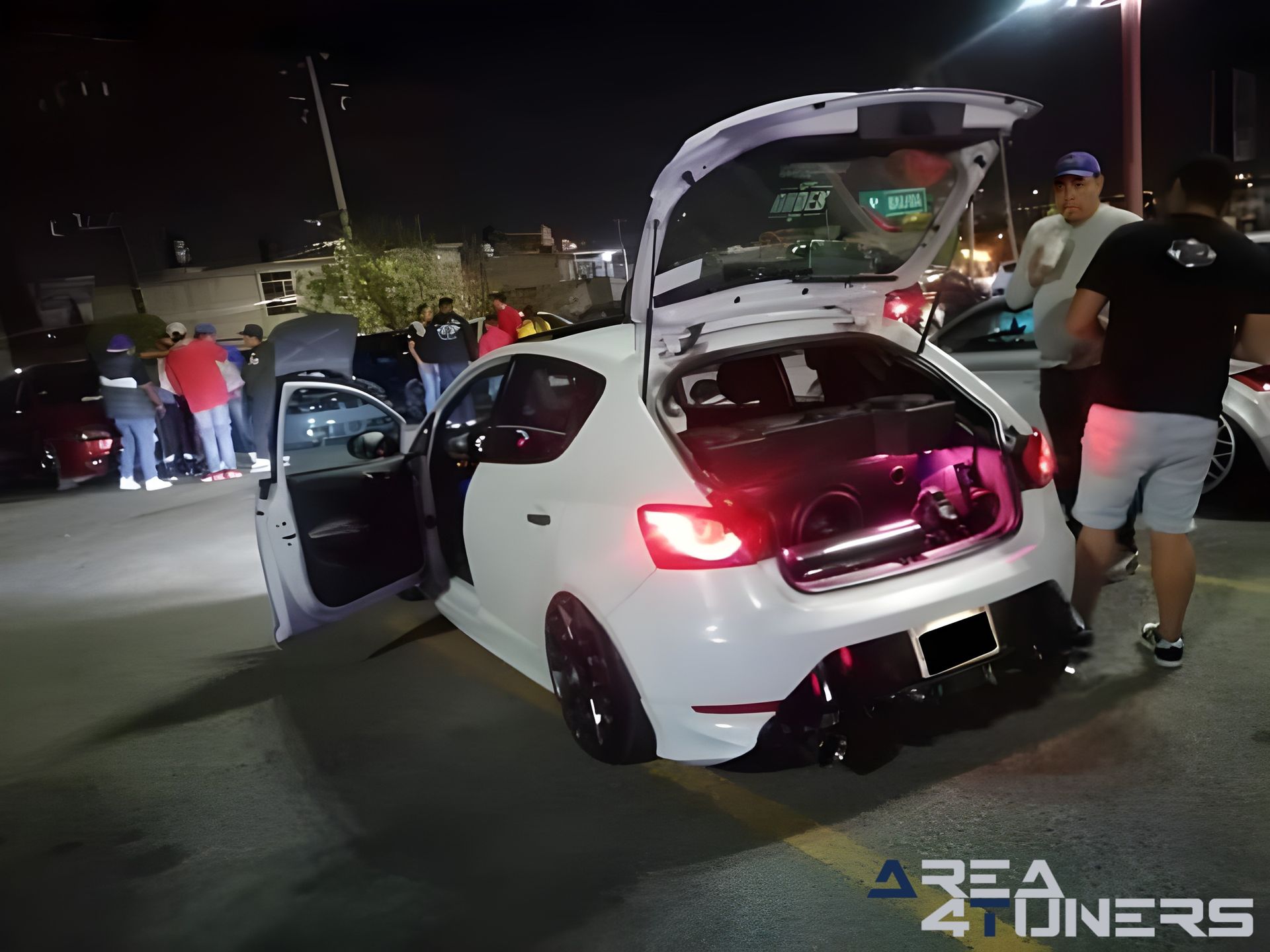 Car Club Gangster Style
Imagen del reportaje de la revista Tuning Area4tuners.es, de la concentración de coches Tuning del año 2023 en Línea, México