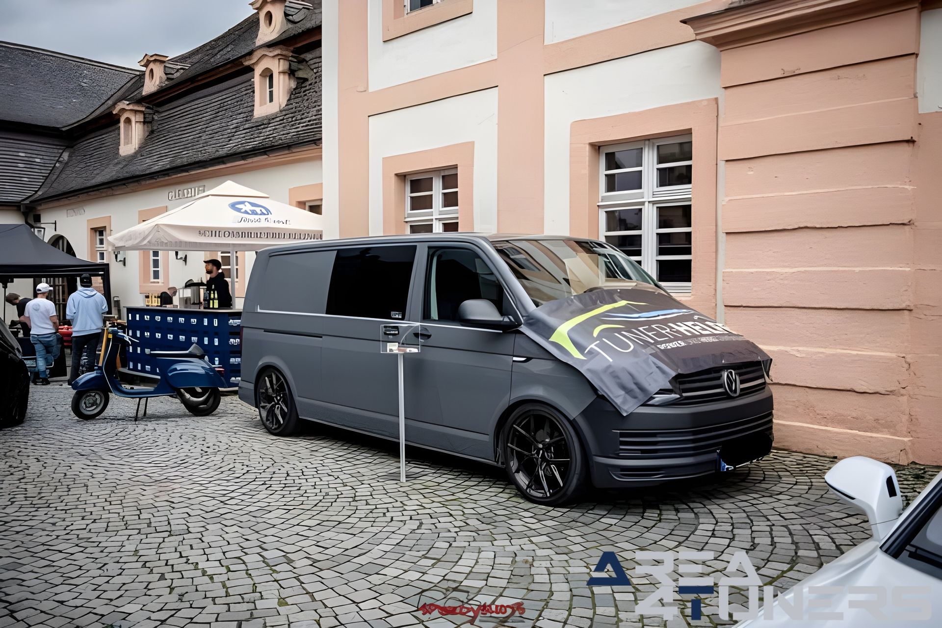 Tief Im Süden
Imagen del reportaje de la revista Tuning Area4tuners.es, de la concentración de coches Tuning del año 2023 en Resident Elligen, Alemania