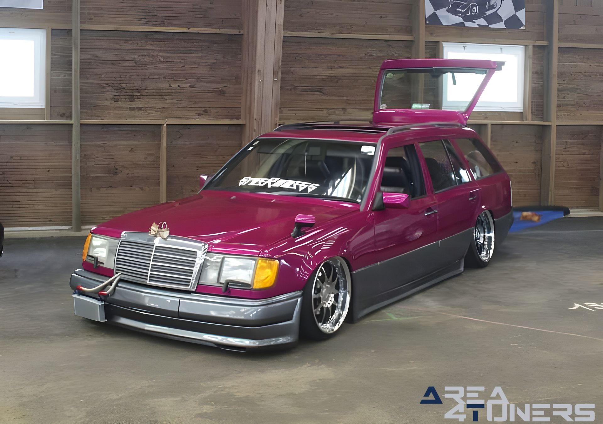 The Show A Multimark Experience
Imagen del reportaje de la revista Tuning Area4tuners.es, de la concentración de coches Tuning del año 2023 en Magny Cours Francia