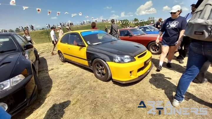 Merguez Tuning Show
Imagen del reportaje de la revista Tuning Area4tuners.es, de la concentración de coches Tuning del año 2023 en Circuit Magny Cours, Francia
