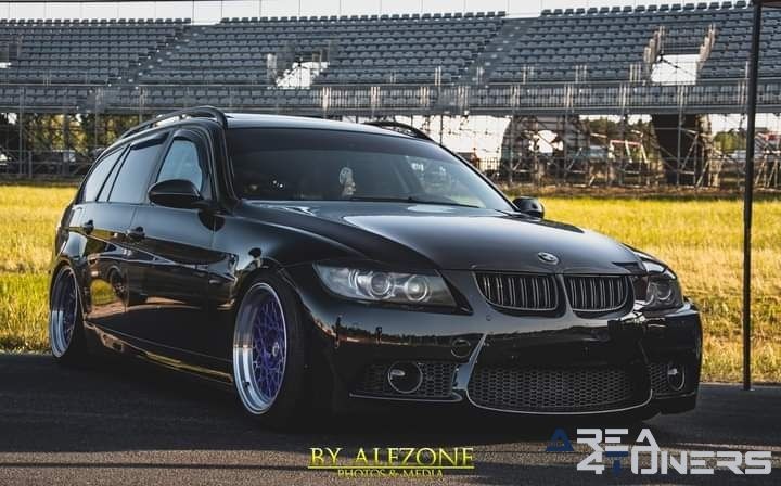 Swk's Grikwall Utställning
Imagen del reportaje de la revista Tuning Area4tuners.es, de la concentración de coches Tuning del año 2023 en Mantorp, Suecia