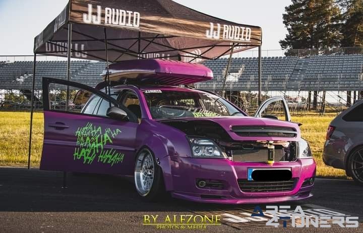 Swk's Grikwall Utställning
Imagen del reportaje de la revista Tuning Area4tuners.es, de la concentración de coches Tuning del año 2023 en Mantorp, Suecia