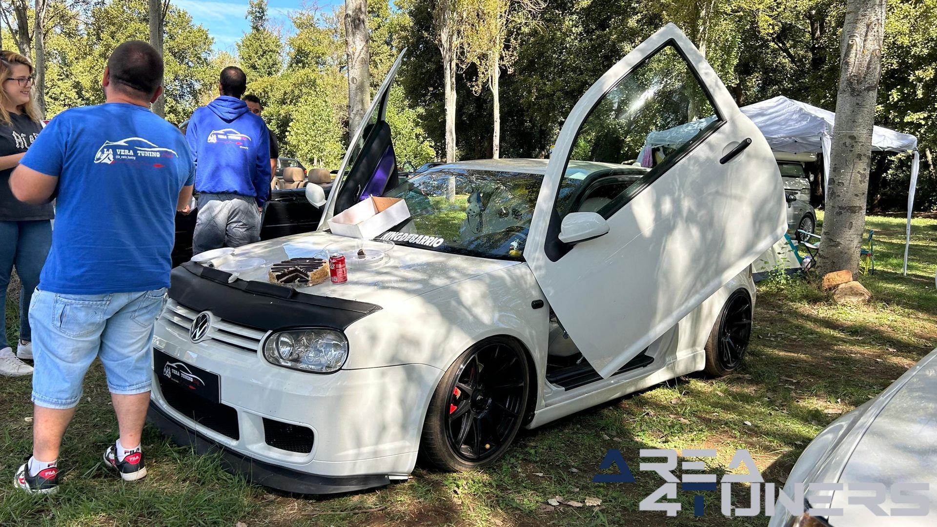 9º Lujuria Custom Show
Imagen del reportaje de la revista Tuning Area4tuners.es, de la concentración de coches Tuning del año 2023 en La Codosera, Badajoz, España