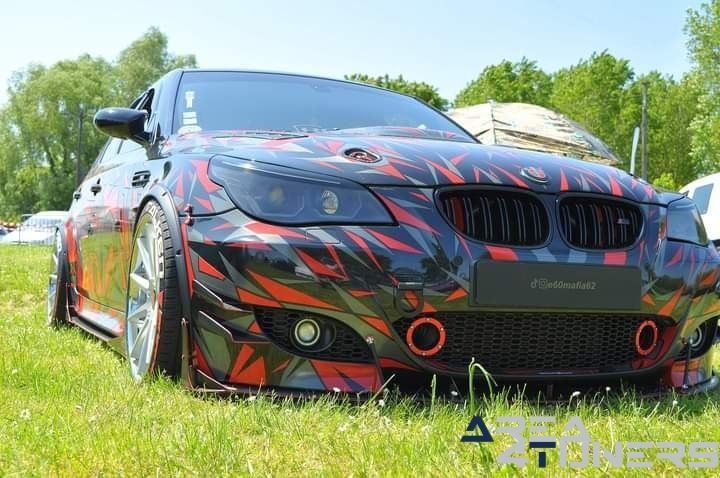 Meeting 2023 Explosif Tuning Club
Imagen del reportaje de la revista Tuning Area4tuners.es, de la concentración de coches Tuning del año 2023 en Sempigny, Francia