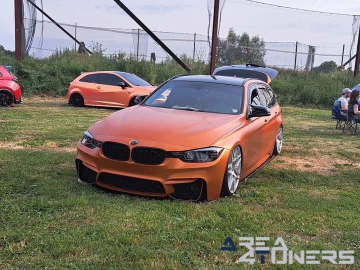 Mountain Adventure Tuning Night
Imagen del reportaje de la revista Tuning Area4tuners.es, de la concentración de coches Tuning del año 2023 en Koomen-Waasten, Bélgica