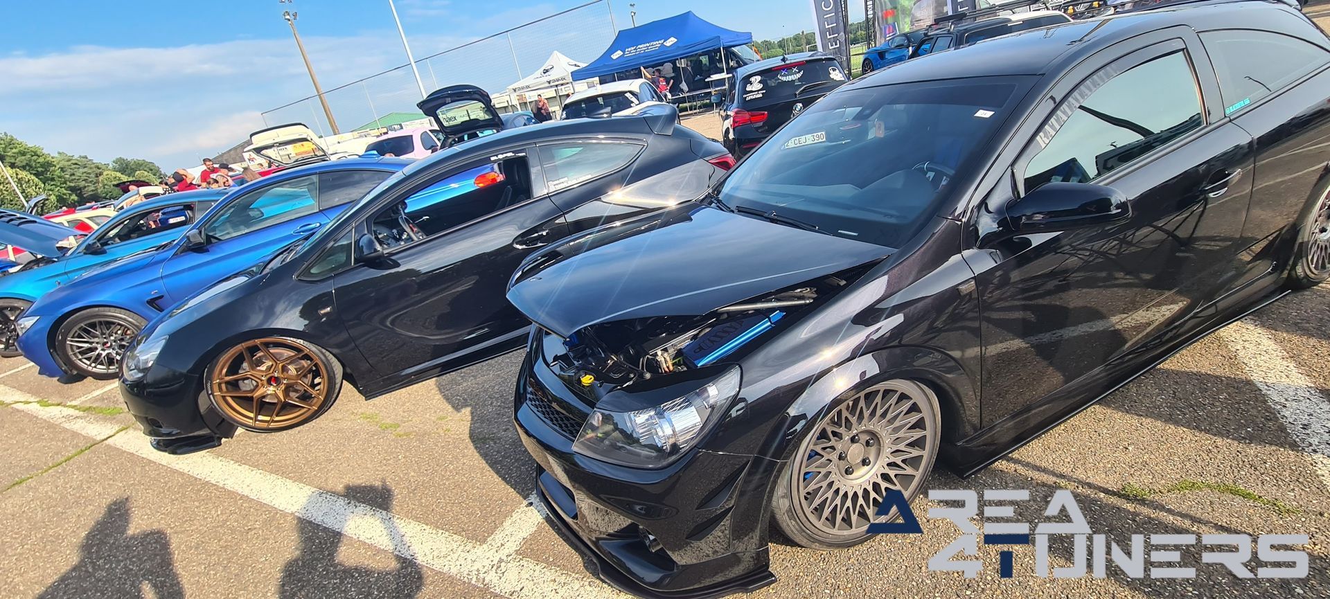 The Untouchables Back On Track Tuning Night
Imagen del reportaje de la revista Tuning Area4tuners.es, de la concentración de coches Tuning del año 2023 en Oudsbergen, Bélgica