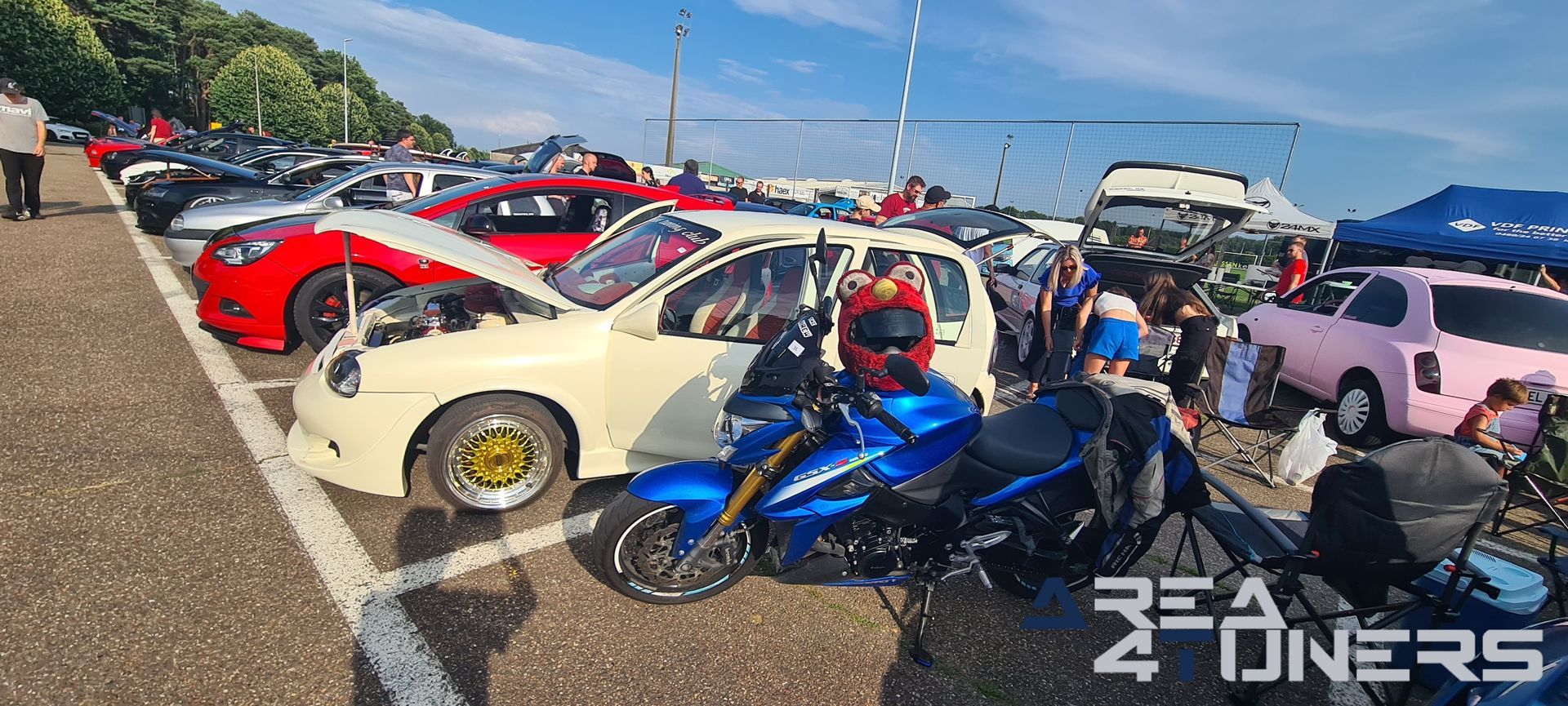 The Untouchables Back On Track Tuning Night
Imagen del reportaje de la revista Tuning Area4tuners.es, de la concentración de coches Tuning del año 2023 en Oudsbergen, Bélgica