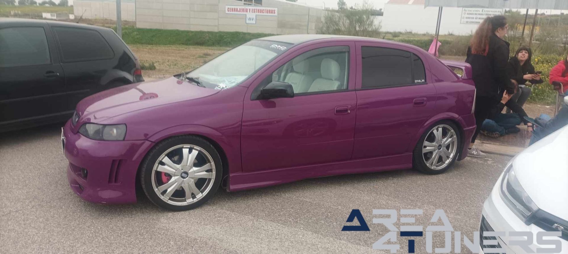 14a Concentración Tuning Azuaga 2a parte
Imagen del reportaje de la revista Tuning Area4tuners.es, de la concentración de coches Tuning del año 2024 en Azuaga, provincia de Badajoz, España