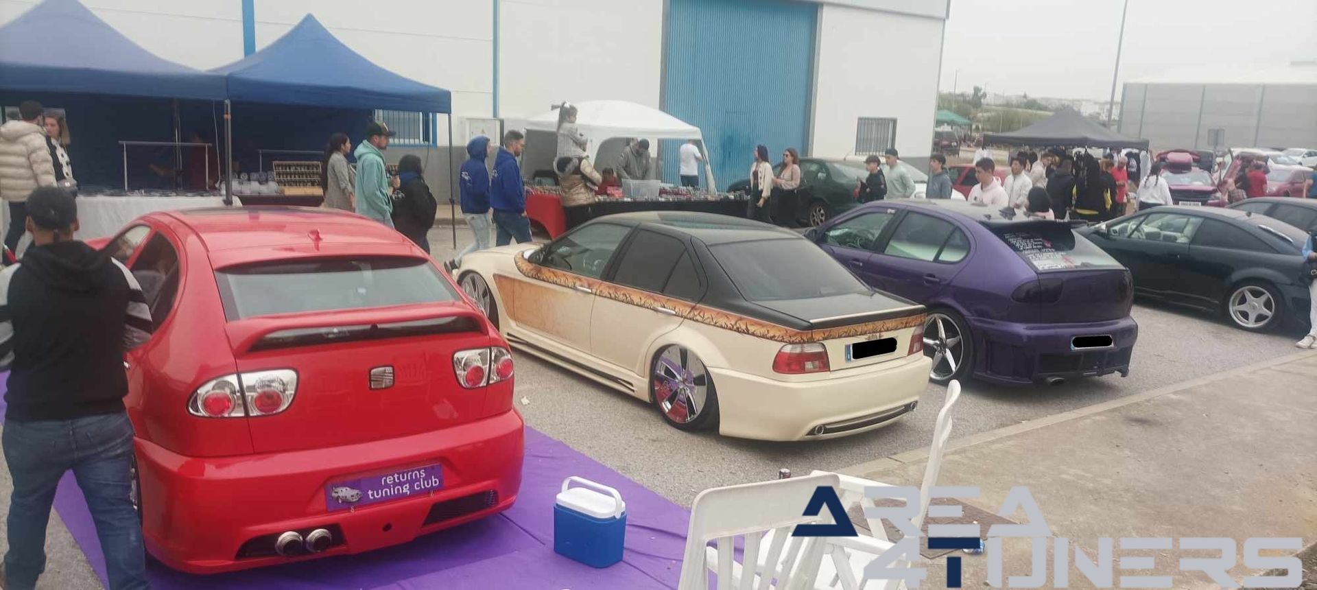 14a Concentración Tuning Azuaga 2a parte
Imagen del reportaje de la revista Tuning Area4tuners.es, de la concentración de coches Tuning del año 2024 en Azuaga, provincia de Badajoz, España