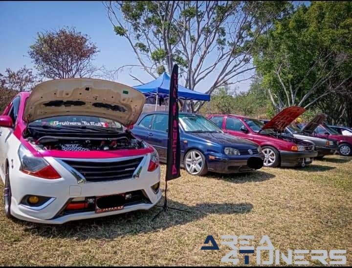 1er Aniversario Independientes Car Club
Imagen del reportaje de la revista Tuning Area4tuners.es, de la concentración de coches Tuning del año 2024 en Ayala, México