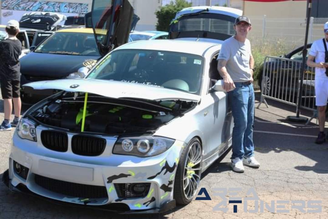 1er Show Tuning Team Old School
Imagen del reportaje de la revista Tuning Area4tuners.es, de la concentración de coches Tuning del año 2024 en Bessan, Francia