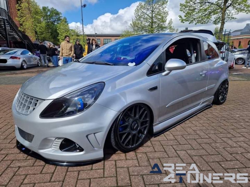 Dropped Show 2k24
Imagen del reportaje de la revista Tuning Area4tuners.es, de la concentración de coches Tuning del año 2024 en Koeltorenlaan, Bélgica