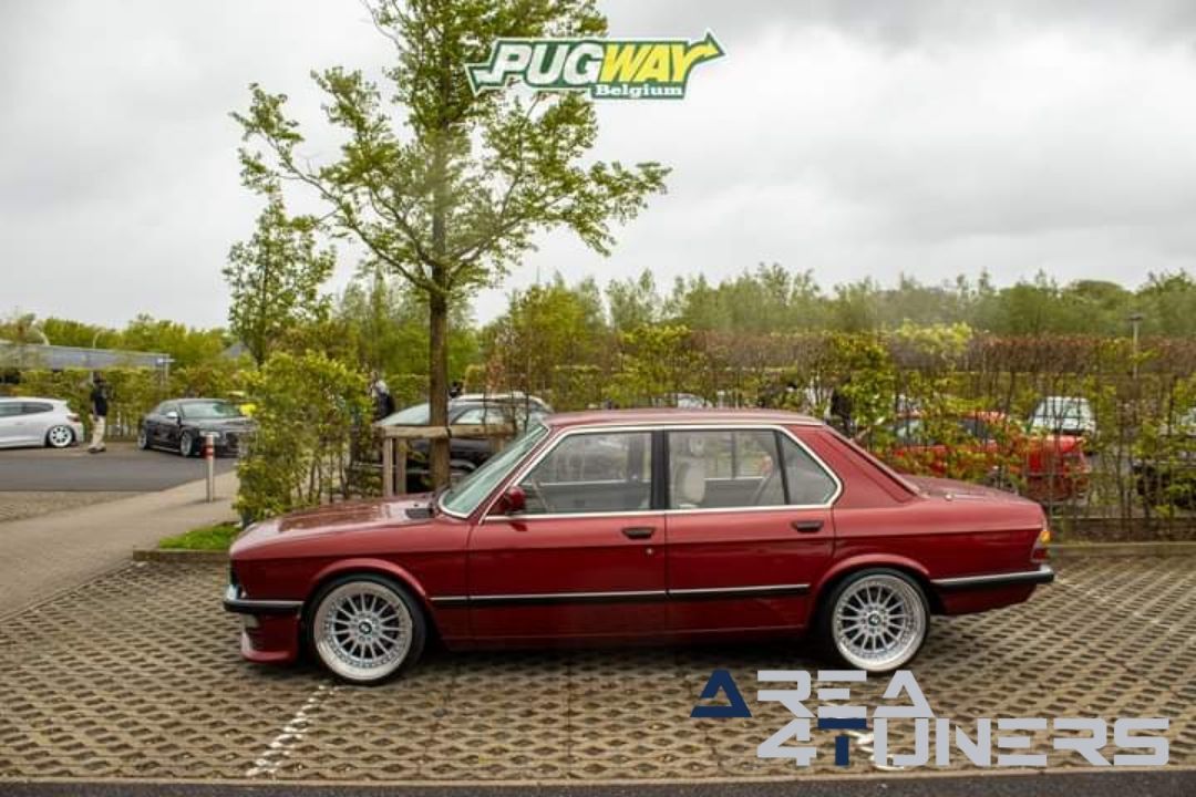 Lay Low Number
Imagen del reportaje de la revista Tuning Area4tuners.es, de la concentración de coches Tuning del año 2024 en Cortrique, Bélgica