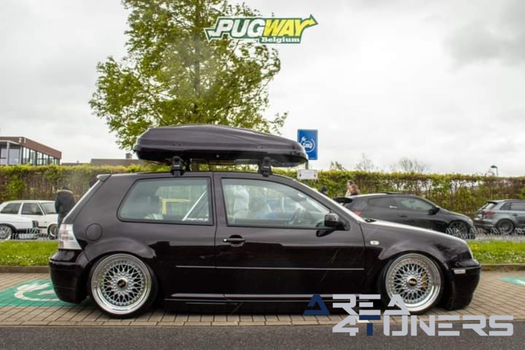 Lay Low Number
Imagen del reportaje de la revista Tuning Area4tuners.es, de la concentración de coches Tuning del año 2024 en Cortrique, Bélgica