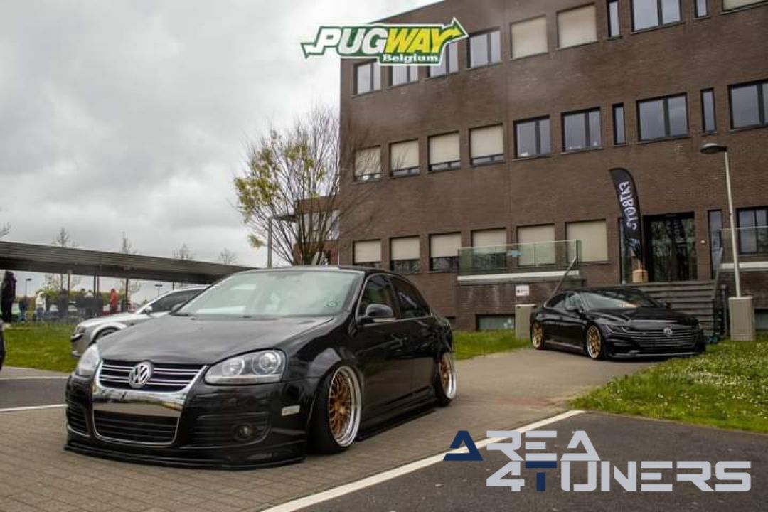 Lay Low Number
Imagen del reportaje de la revista Tuning Area4tuners.es, de la concentración de coches Tuning del año 2024 en Cortrique, Bélgica