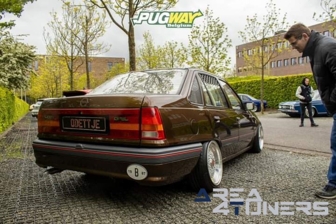 Lay Low Number
Imagen del reportaje de la revista Tuning Area4tuners.es, de la concentración de coches Tuning del año 2024 en Cortrique, Bélgica