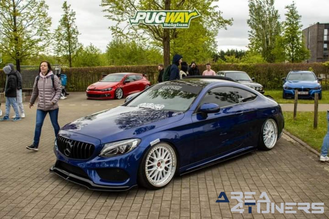 Lay Low Number
Imagen del reportaje de la revista Tuning Area4tuners.es, de la concentración de coches Tuning del año 2024 en Cortrique, Bélgica