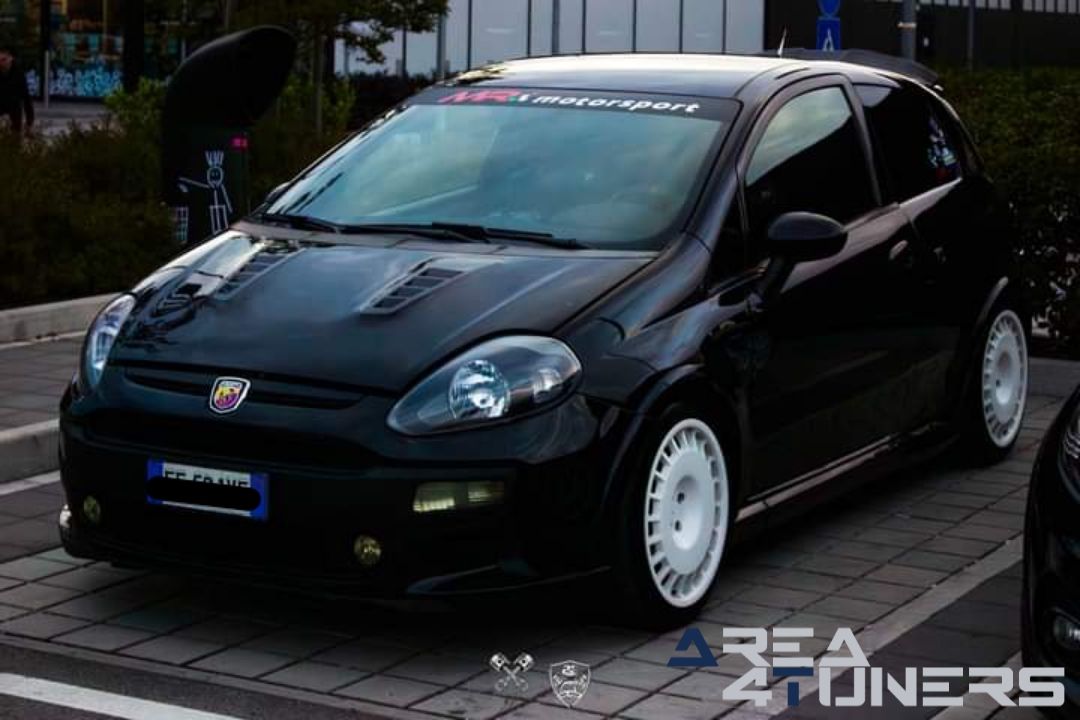 Ritrovo Food Garage Happy Birthday
Imagen del reportaje de la revista Tuning Area4tuners.es, de la concentración de coches Tuning del año 2024 en Serravallae, Italia