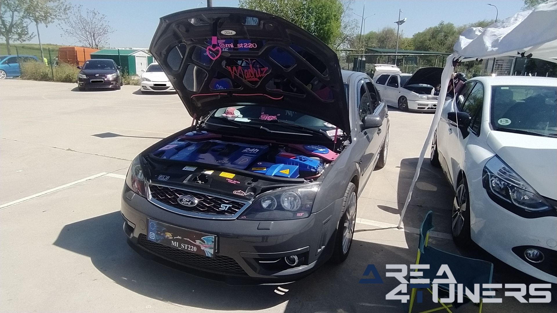 Homenaje A Cristóbal
Imagen del reportaje de la revista Tuning Area4tuners.es, de la concentración de coches Tuning del año 2024 en Casarrubuelos, Madrid, España