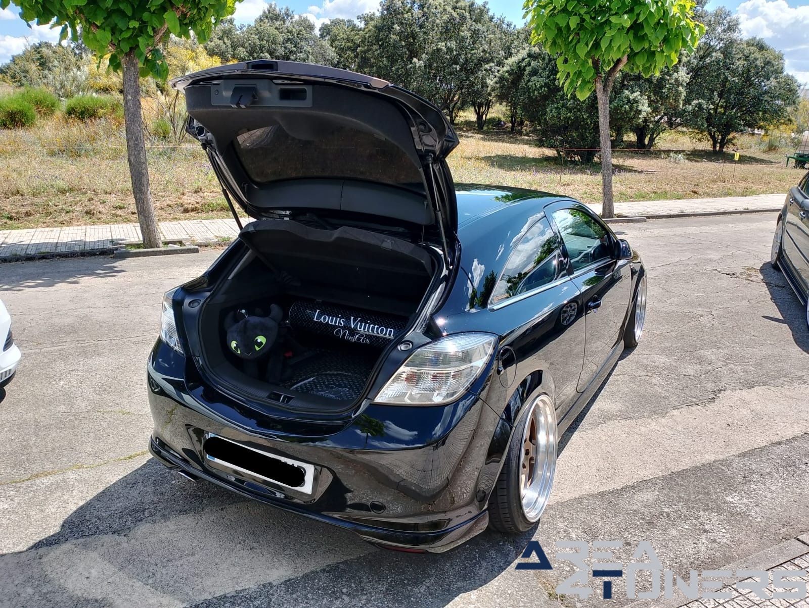 1a Concentración Multimarca Carcaboso
Imagen del reportaje de la revista Tuning Area4tuners.es, de la concentración de coches Tuning del año 2024 en Carcaboso, Cáceres, España