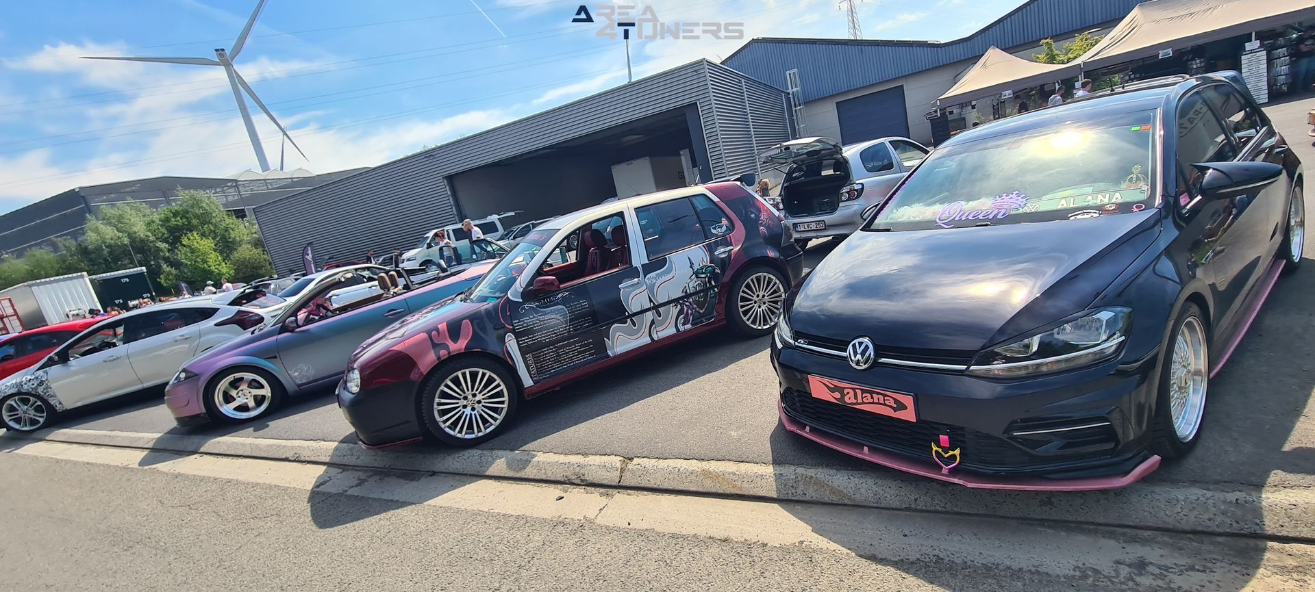 Golden Squad And Gazman
Imagen del reportaje de la revista Tuning Area4tuners.es, de la concentración de coches Tuning del año 2024 en Tournai, Bélgica