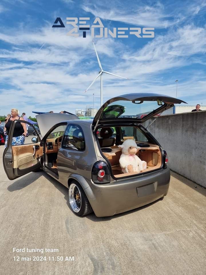 Golden Squad And Gazman
Imagen del reportaje de la revista Tuning Area4tuners.es, de la concentración de coches Tuning del año 2024 en Tournai, Bélgica