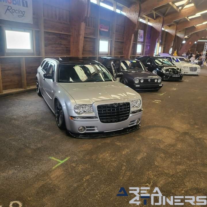 The Show
Imagen del reportaje de la revista Tuning Area4tuners.es, de la concentración de coches Tuning del año 2024 en Magny Cours, Francia