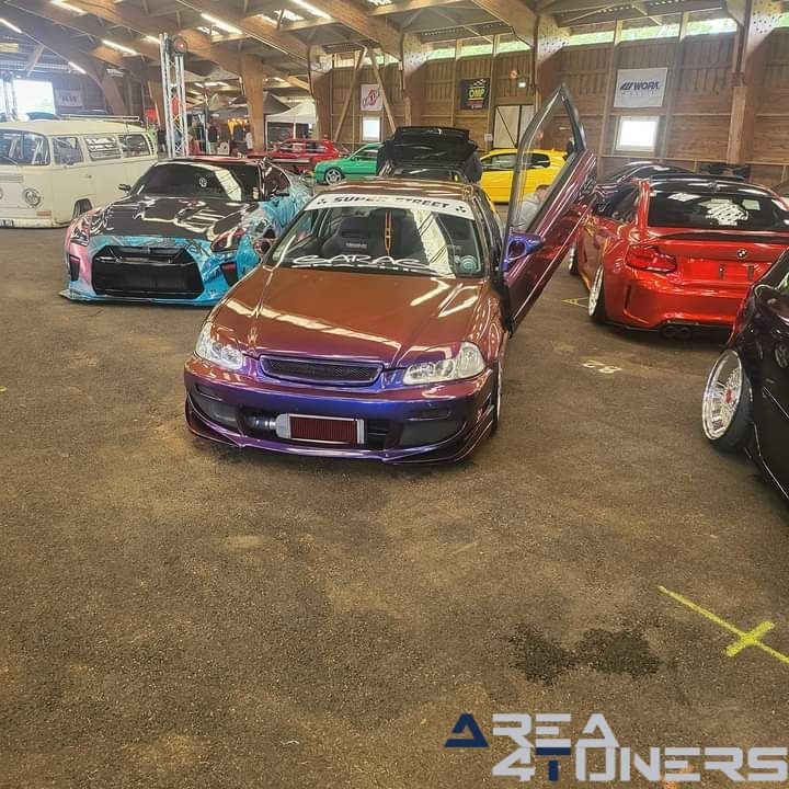 The Show
Imagen del reportaje de la revista Tuning Area4tuners.es, de la concentración de coches Tuning del año 2024 en Magny Cours, Francia