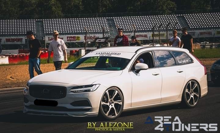Swk's Grillkvall 2024 Insläpp
Imagen del reportaje de la revista Tuning Area4tuners.es, de la concentración de coches Tuning del año 2024 en Mantorp, Suecia
