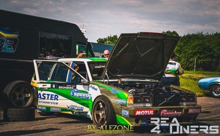 Swk's Grillkvall 2024 Insläpp
Imagen del reportaje de la revista Tuning Area4tuners.es, de la concentración de coches Tuning del año 2024 en Mantorp, Suecia