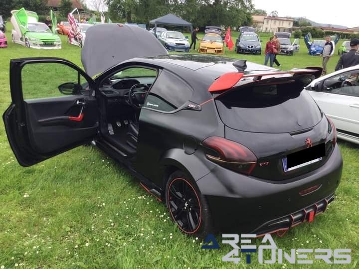 Explosif Tuning Club 2024
Imagen del reportaje de la revista Tuning Area4tuners.es, de la concentración de coches Tuning del año 2024 en Sempigny, Francia