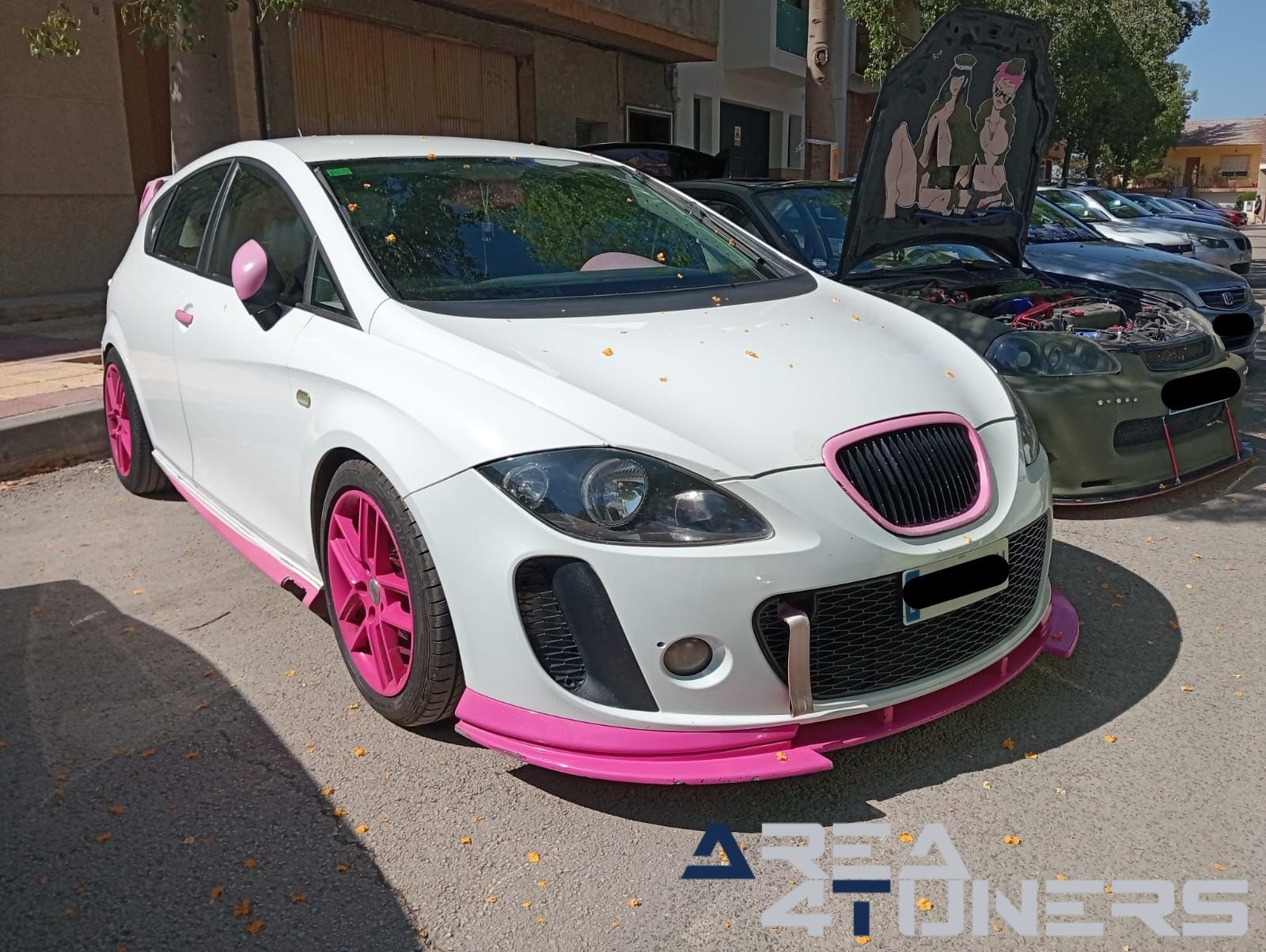 Concentración Multimarca Alqueria
Imagen del reportaje de la revista Tuning Area4tuners.es, de la concentración de coches Tuning del año 2024 en Alqueria, Alicante, España.