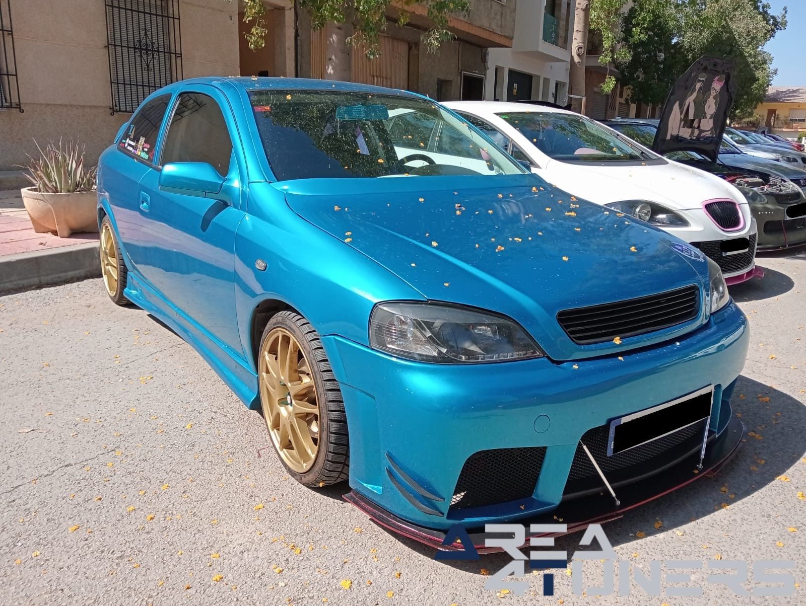 Concentración Multimarca Alqueria
Imagen del reportaje de la revista Tuning Area4tuners.es, de la concentración de coches Tuning del año 2024 en Alqueria, Alicante, España.