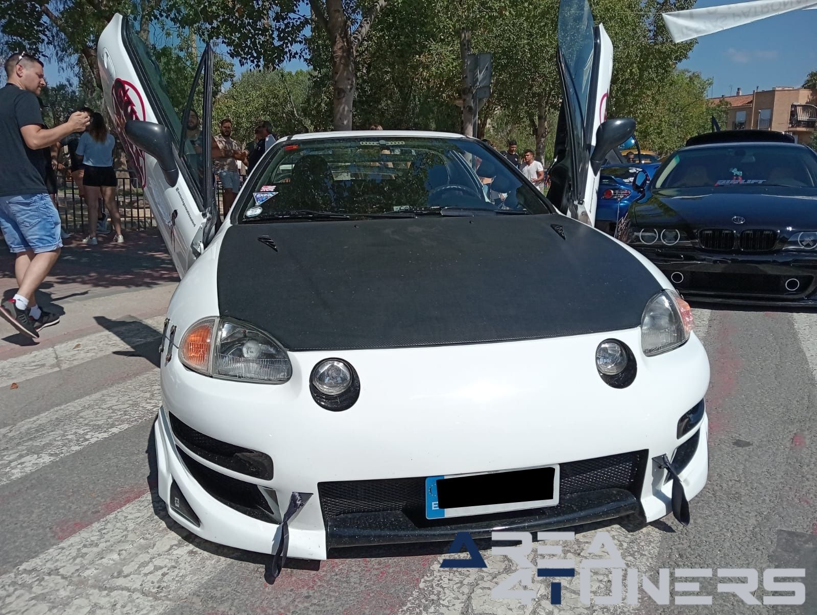 Concentración Multimarca Alqueria
Imagen del reportaje de la revista Tuning Area4tuners.es, de la concentración de coches Tuning del año 2024 en Alqueria, Alicante, España.