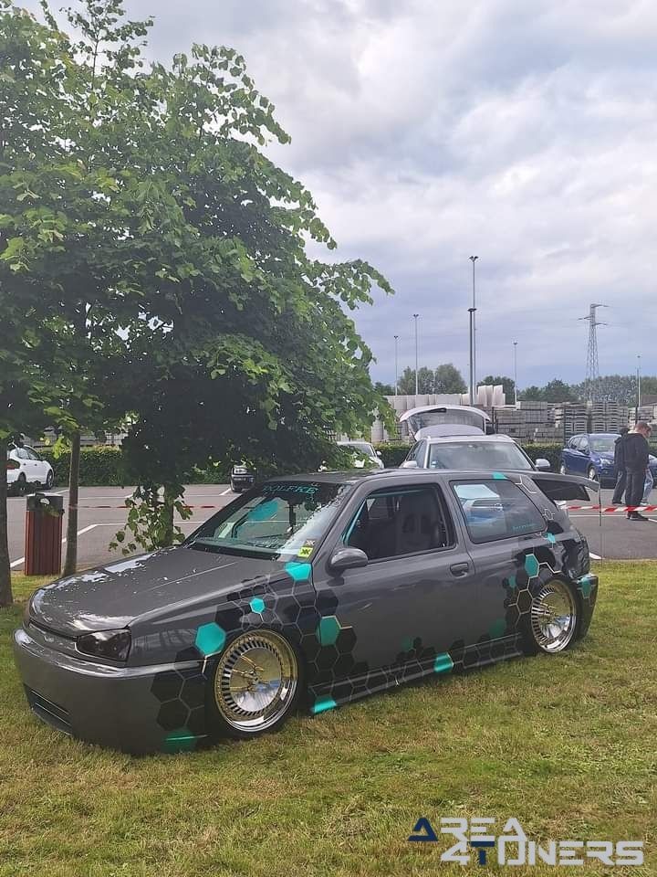 Adventure Tuning Night 12 Komen
Imagen del reportaje de la revista Tuning Area4tuners.es, de la concentración de coches Tuning del año 2024 en Comines-Warneton, Bélgica