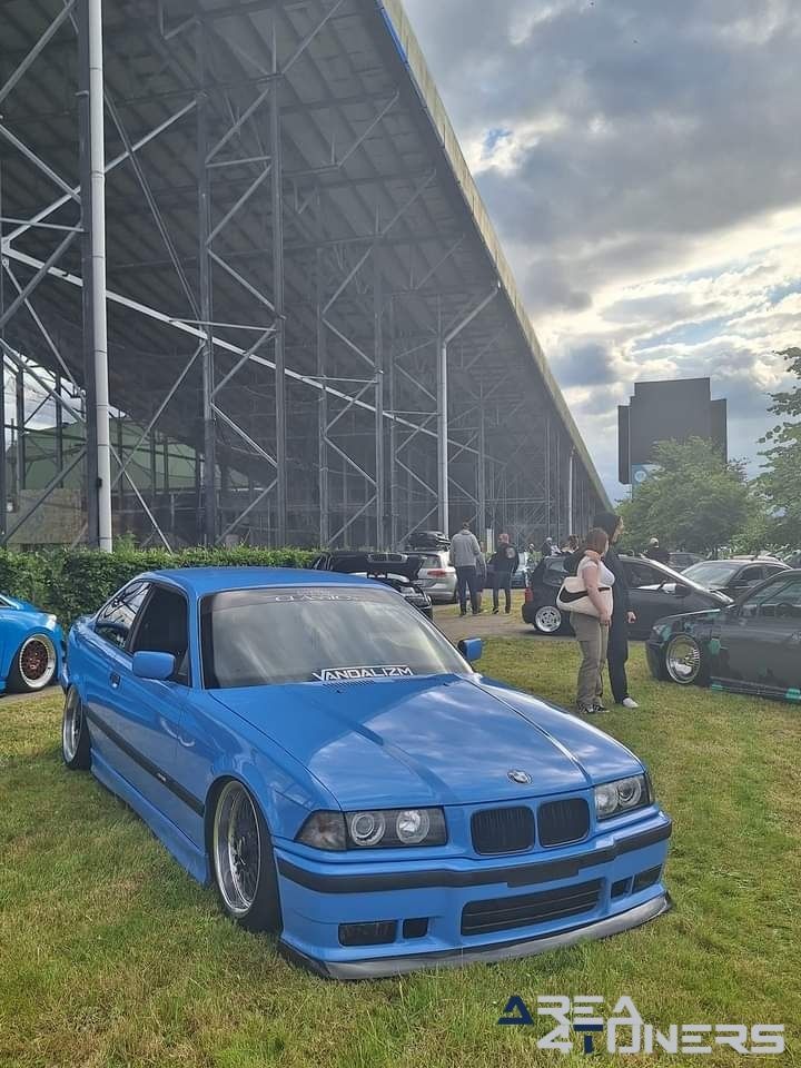 Adventure Tuning Night 12 Komen
Imagen del reportaje de la revista Tuning Area4tuners.es, de la concentración de coches Tuning del año 2024 en Comines-Warneton, Bélgica