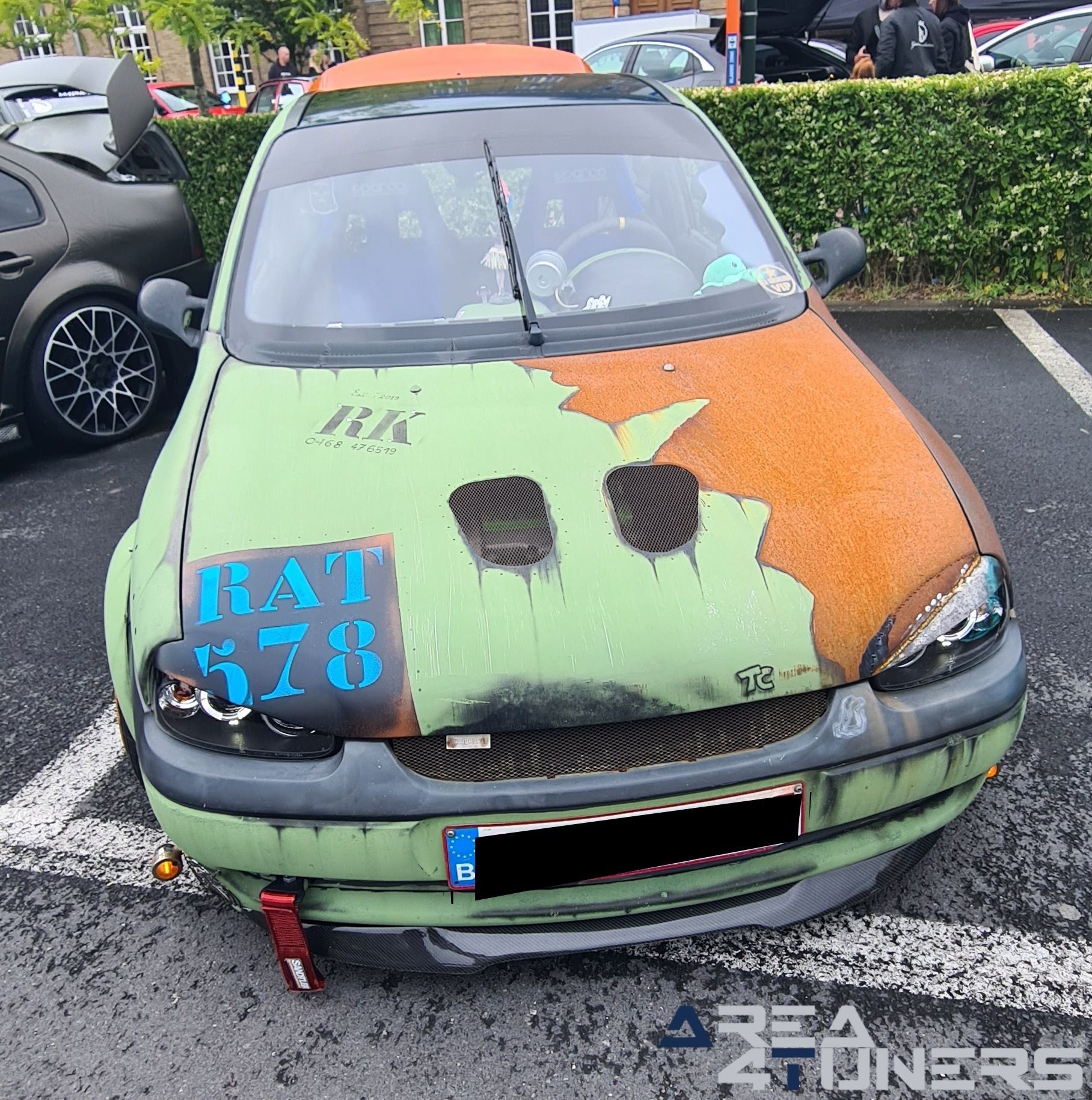 La Gasolina
Imagen del reportaje de la revista Tuning Area4tuners.es, de la concentración de coches Tuning del año 2024 en Torhout, Bélgica.