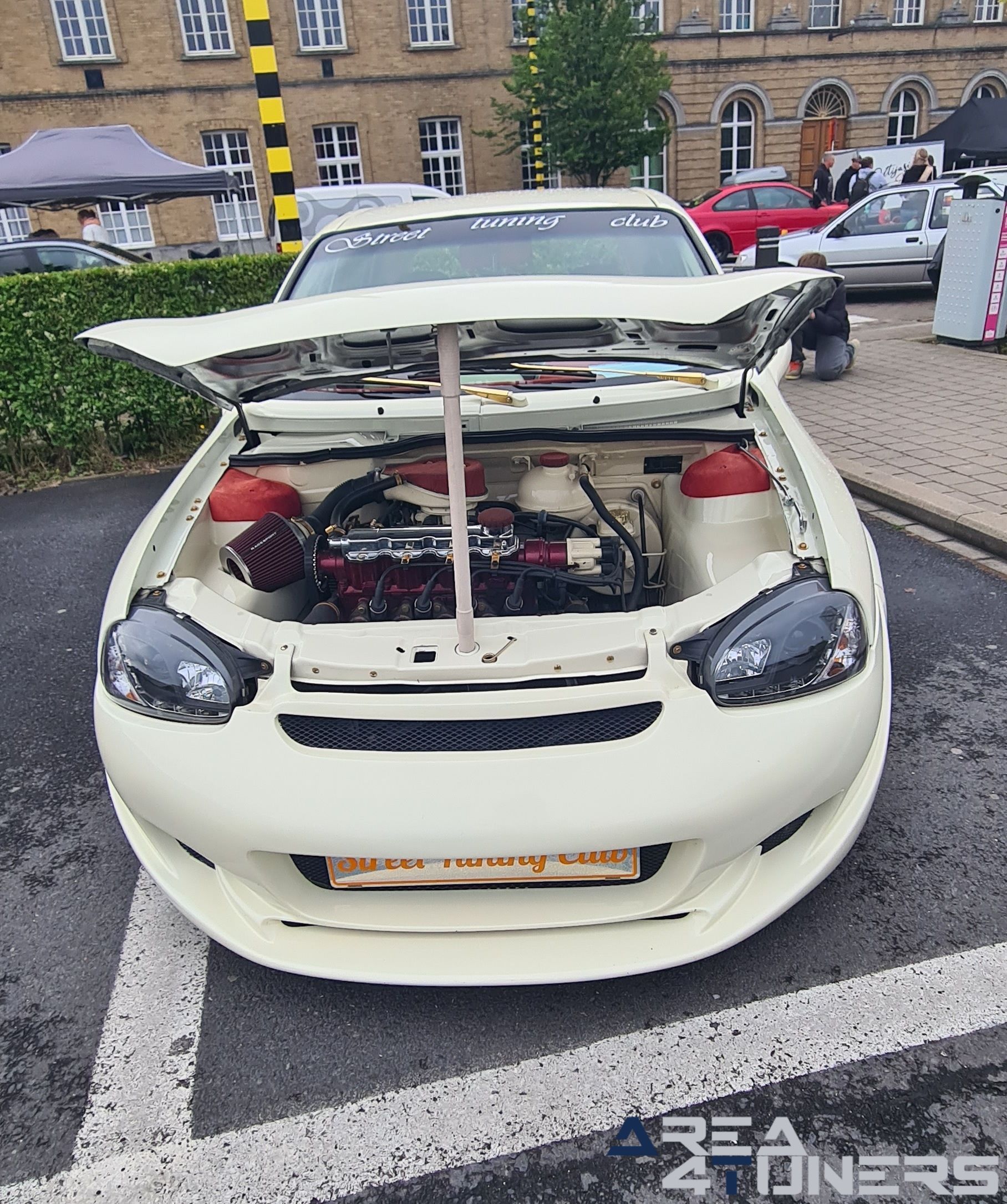 La Gasolina
Imagen del reportaje de la revista Tuning Area4tuners.es, de la concentración de coches Tuning del año 2024 en Torhout, Bélgica.