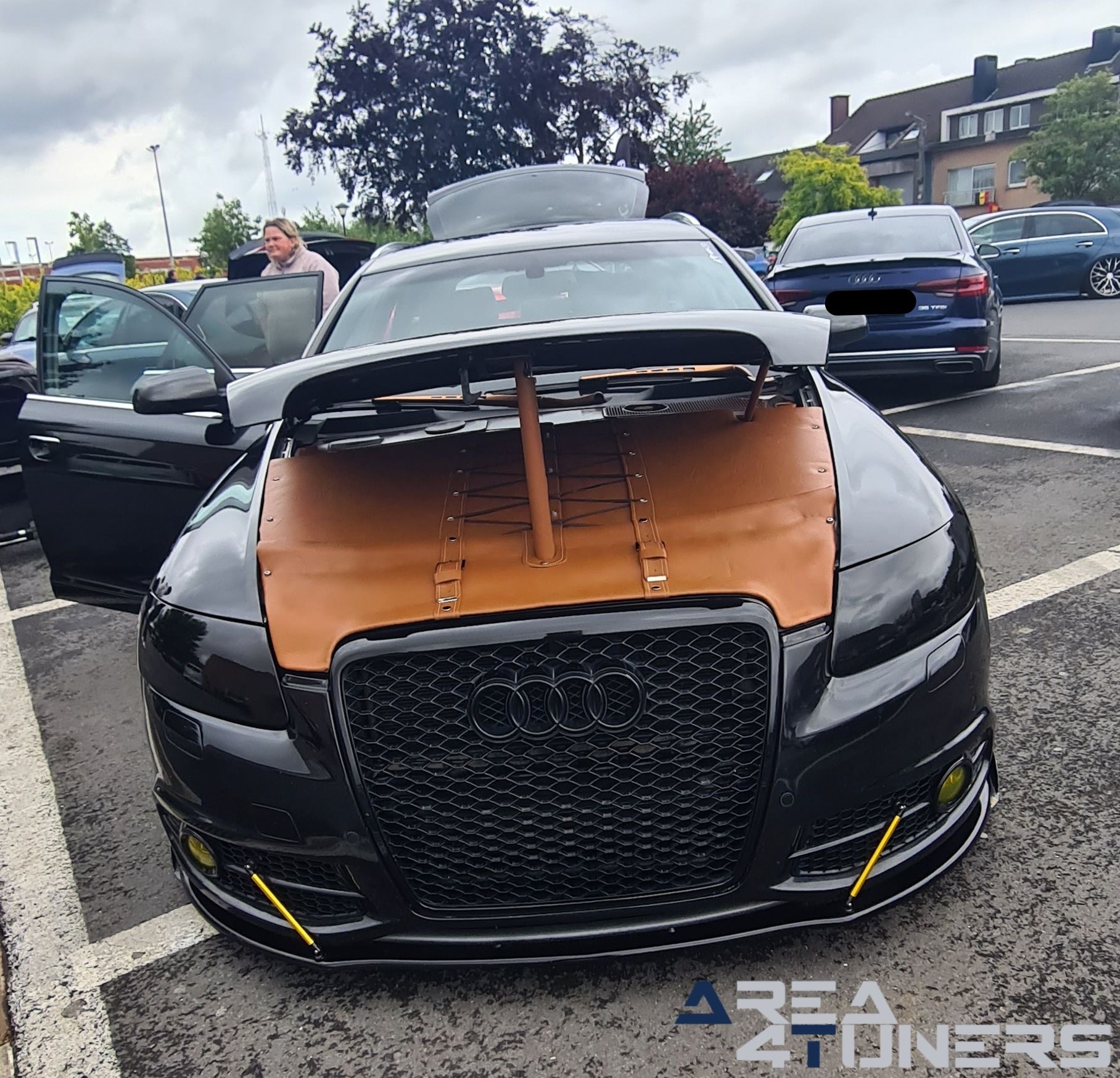 La Gasolina
Imagen del reportaje de la revista Tuning Area4tuners.es, de la concentración de coches Tuning del año 2024 en Torhout, Bélgica.