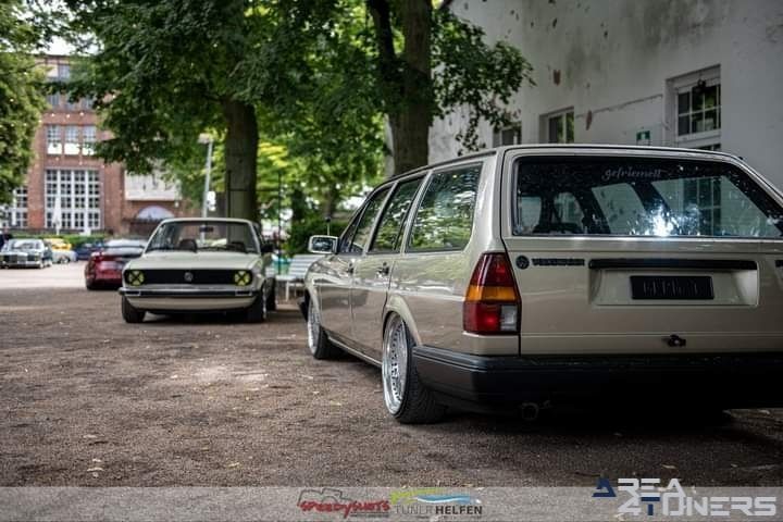 Sourkfaruts Inneres Blumenpflücken 2024
Imagen del reportaje de la revista Tuning Area4tuners.es, de la concentración de coches Tuning del año 2024 en Berlín, Alemania