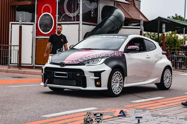 Raduno Ritrovo 2k24
Imagen del reportaje de la revista Tuning Area4tuners.es, de la concentración de coches Tuning del año 2024 en Ritrovo, Italia