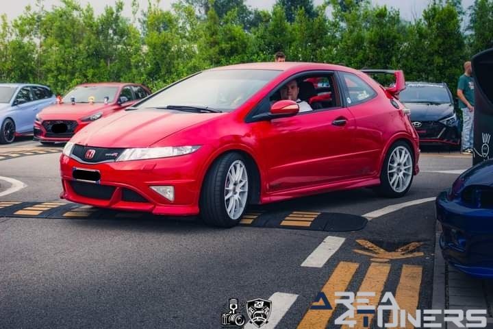 Raduno Ritrovo 2k24
Imagen del reportaje de la revista Tuning Area4tuners.es, de la concentración de coches Tuning del año 2024 en Ritrovo, Italia