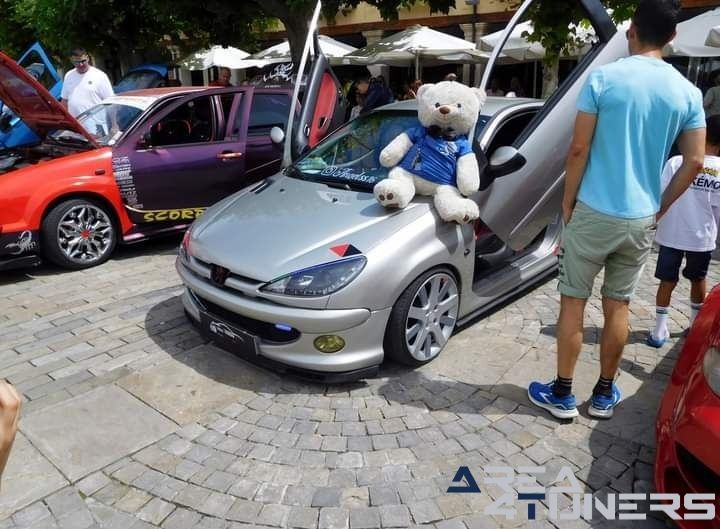 9º Little Garage Tuning Show
Imagen del reportaje de la revista Tuning Area4tuners.es, de la concentración de coches Tuning del año 2024 en Palencia capital, España