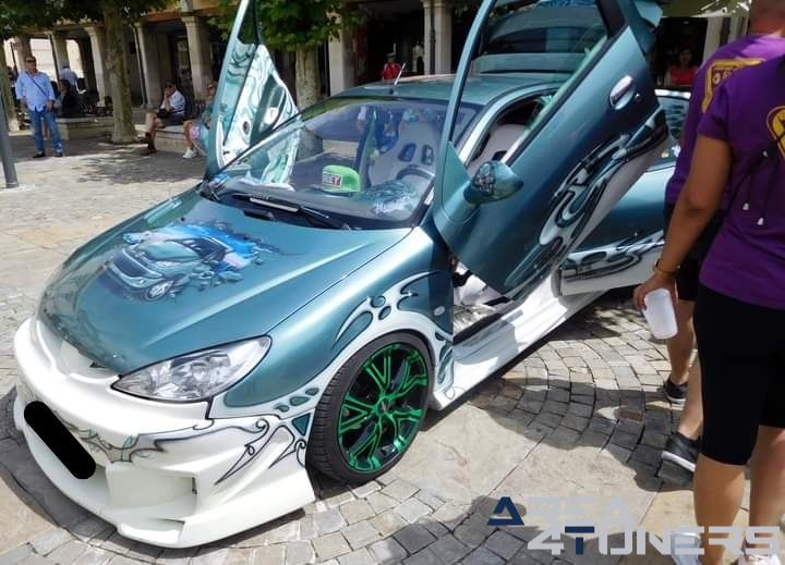 9º Little Garage Tuning Show
Imagen del reportaje de la revista Tuning Area4tuners.es, de la concentración de coches Tuning del año 2024 en Palencia capital, España