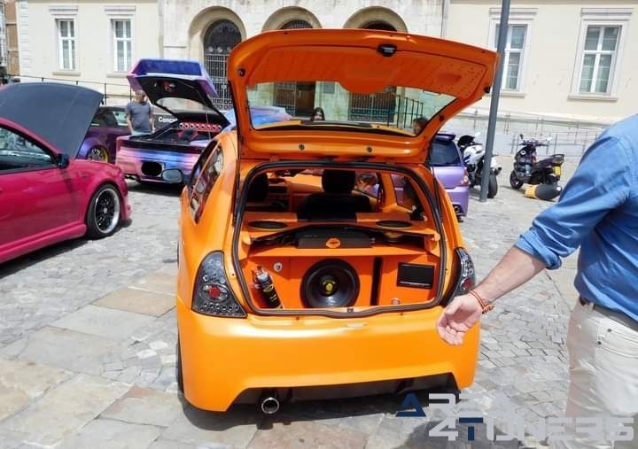 9º Little Garage Tuning Show
Imagen del reportaje de la revista Tuning Area4tuners.es, de la concentración de coches Tuning del año 2024 en Palencia capital, España