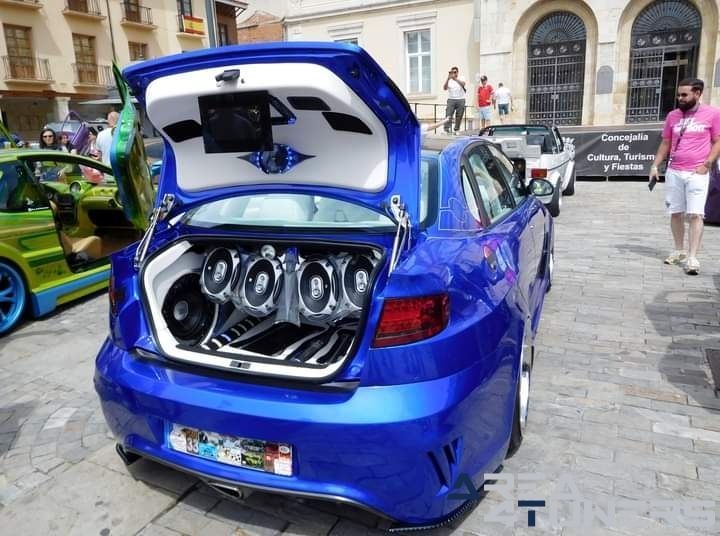 9º Little Garage Tuning Show
Imagen del reportaje de la revista Tuning Area4tuners.es, de la concentración de coches Tuning del año 2024 en Palencia capital, España